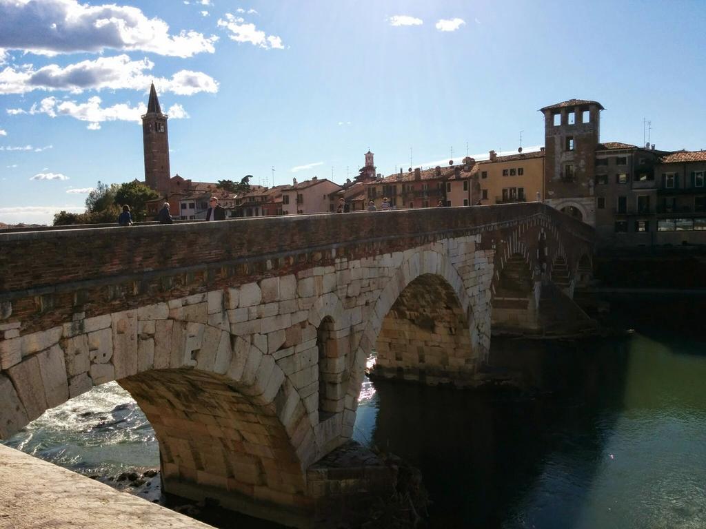 Across The River And Into The Trees Verona Ruang foto