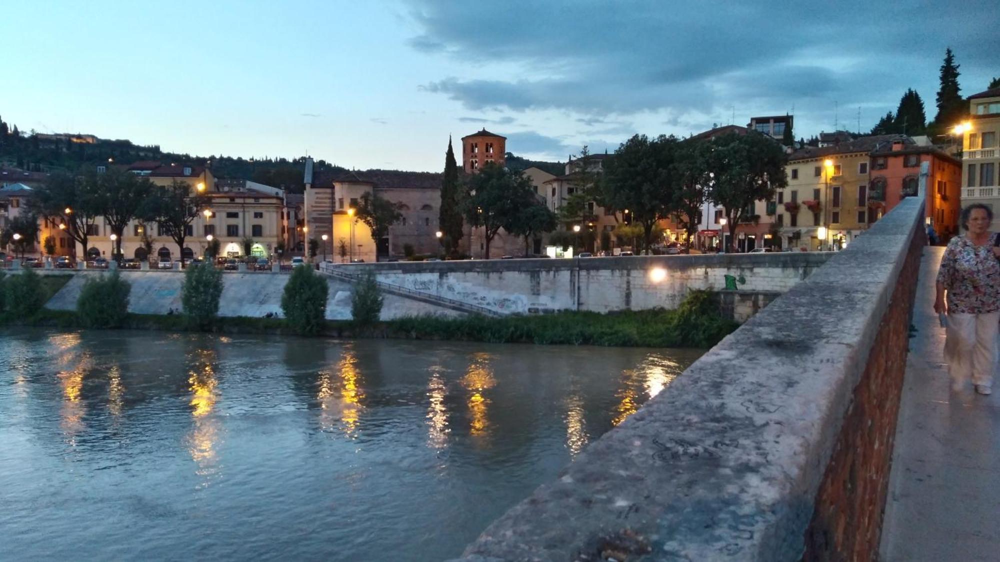 Across The River And Into The Trees Verona Bagian luar foto