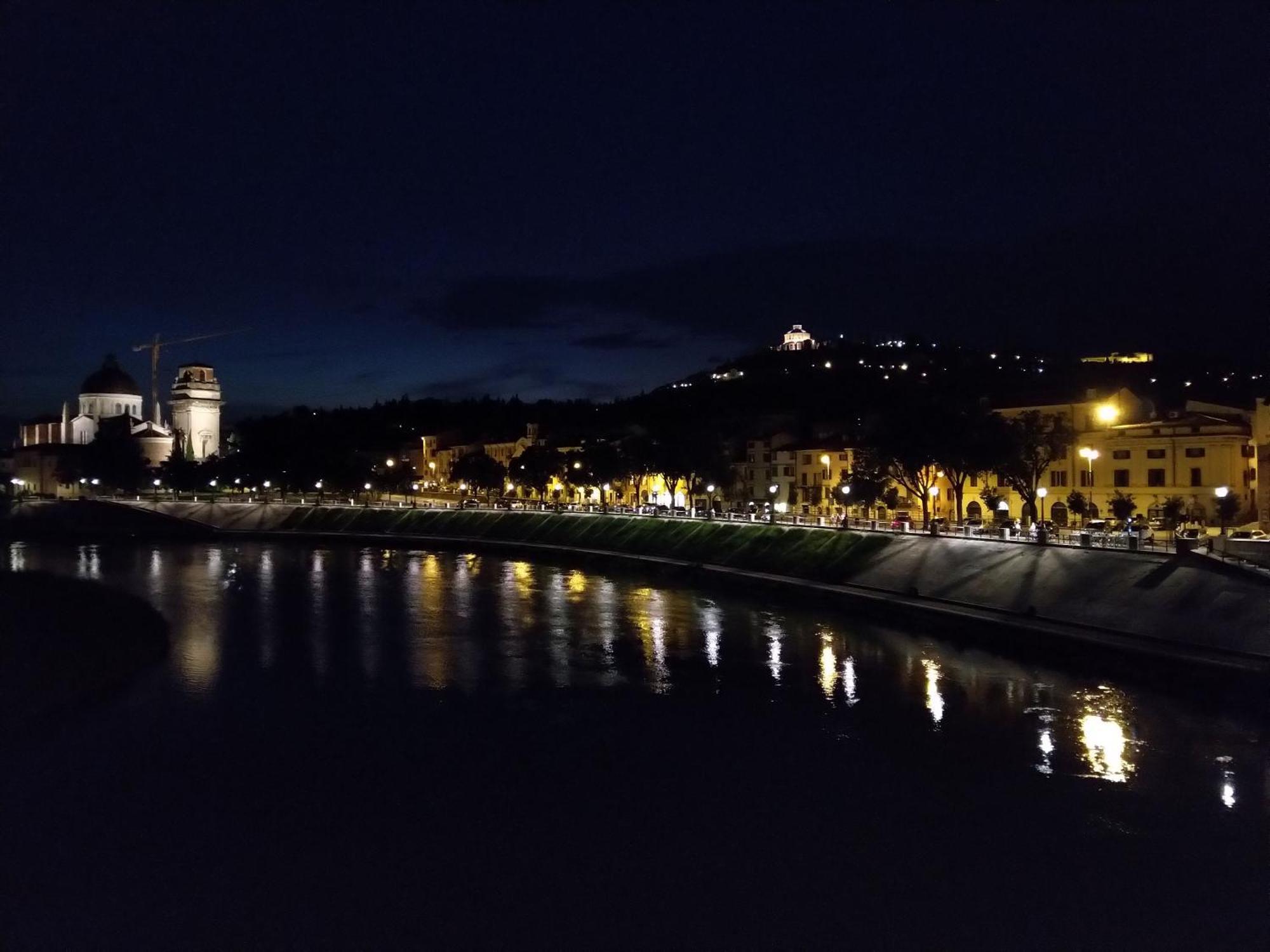 Across The River And Into The Trees Verona Bagian luar foto