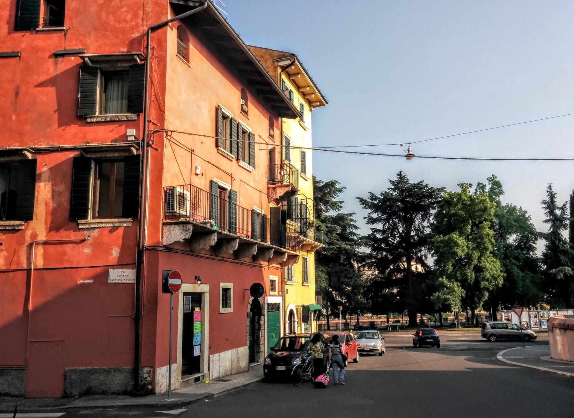 Across The River And Into The Trees Verona Bagian luar foto