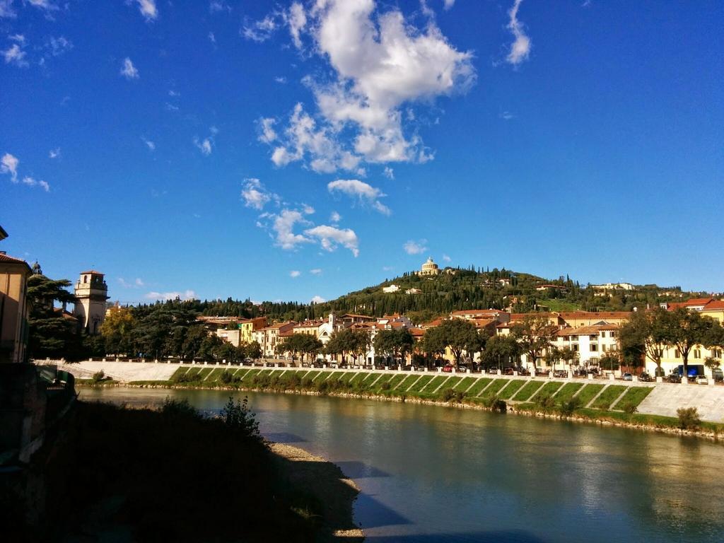 Across The River And Into The Trees Verona Ruang foto