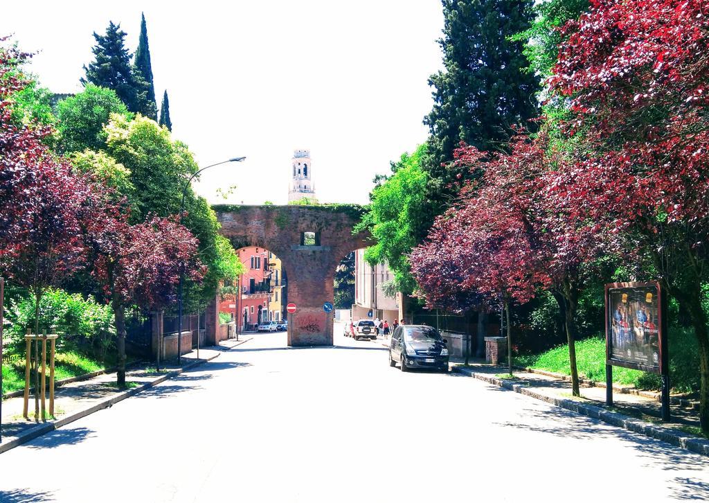 Across The River And Into The Trees Verona Bagian luar foto
